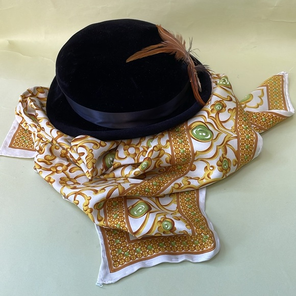 Vintage black Flechats small velvet hat - Picture 2 of 9